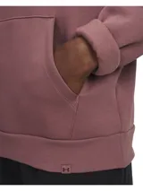 Buzo con capucha Under Armour de la línea Project Rock, confeccionado en tejido polar de mezcla de algodón. Presenta un diseño liso en color malva con bolsillo canguro frontal, cordones de ajuste en color crema y parche con el logo de la colección en el pecho.