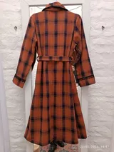 Bata de dormir larga a cuadros color naranja y azul marino, con cuello smoking, cinturón ajustable y bolsillos laterales.