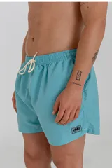 Short de baño celeste con cordón ajustable en la cintura.