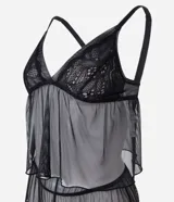Conjunto de pijama tipo short doll compuesto por una blusa con escote en V y breteles regulables, y un short con cintura elástica. Ambas piezas están confeccionadas en tul transparente con delicados detalles de encaje en el escote y el ruedo.