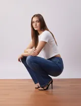 Jean bootcut de tiro alto, pierna recta y terminación bootcut. Pretina con pasadores, botón y cierre. Delantera y trasera con bolsillos.