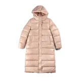 Campera larga tipo puffer color nude, con diseño acolchado horizontal, cuello alto y capucha integrada. Cuenta con cierre frontal doble, botones a presión y puños elastizados.