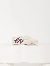 Zapatilla urbana de cuero vacuno blanco con apliques Lipstick y Ladybug. Logo JCH en los laterales.