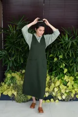 Vestido largo verde safari de gabardina de algodón, con corte recto, escote en V y bolsillos delanteros.