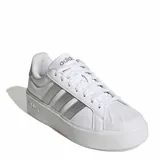 Championes urbanos Adidas modelo Streettalk Bold, color blanco con detalles en plateado. Presentan diseño de plataforma, puntera reforzada y las icónicas tres tiras laterales en acabado metalizado.