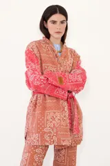Kimono de jean con estampado paisley tipo bandana, color rojo y tostado, con mangas largas y diseño abierto.