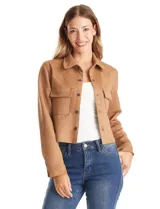 Chaqueta corta color tostado de gamuza sintética, con cuello solapa, cierre frontal con botones a presión y bolsillos aplicados en el pecho.