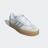 Championes Adidas Sambae blancos con las tres rayas laterales en verde agua y suela de goma color caramelo.