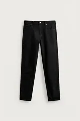 Jeans slim fit de color negro para hombre, con tiro medio, diseño de cinco bolsillos y cierre frontal con cremallera y botón.
