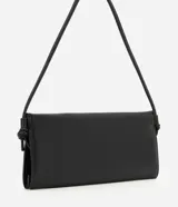 Bolso pequeño tipo bowling de estructura flexible y acabado liso. Cuenta con asa de hombro fija ajustable mediante nudos laterales y cierre magnético.