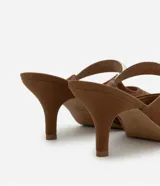 Zapato de tacón marrón con puntera fina y tira ancha dorada.