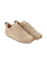 Championes Hush Puppies modelo Uma, color taupe, confeccionados en gamuza con cordones tono sobre tono y suela de goma marrón.