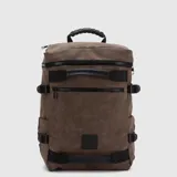 Mochila urbana de diseño efecto cuero en color marrón, con múltiples compartimentos, cierres reforzados, correas de ajuste laterales y manijas de transporte reforzadas en negro.