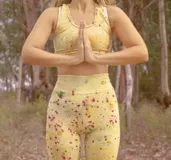 Top deportivo amarillo con estampado de manchas rojas, corte cropped y espalda deportiva.