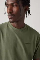 Remera Levi's color verde militar, con cuello redondo y logo bordado en el pecho.