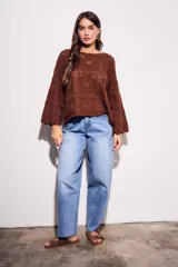 Sweater de tejido abierto y calado, color blanco, con corte oversize y mangas 3/4. Presenta un diseño de punto con textura y terminaciones delicadas.