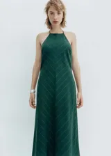 Vestido largo de cuello halter con diseño entallado, confeccionado en tejido fluido de color verde oscuro con estampado de raya diplomática fina.