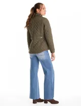 Campera de abrigo liviano con diseño capitoneado a rombos, cuello alto tipo mao y cierre frontal con solapa de botones a presión dorados. Presenta bolsillos frontales de parche con solapa y trabas de ajuste en la cintura.