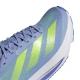 Championes Adidas Adizero SL2, color celeste con detalles en verde limón y suela blanca.