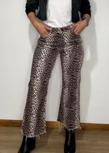 Pantalón jean crop de tiro alto con estampado animal print, confeccionado en algodón y elastano. El corte es recto con terminaciones desflecadas.