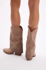 Bota corta estilo western de gamuza negra, con caña ancha decorada con strass plateados. Presenta taco cuadrado y punta fina.