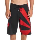 Boardshort de baño Billabong modelo A.I. Rising Sun Pro, en colaboración con Andy Irons. Diseño en color negro con un estampado gráfico rojo en forma de rayos de sol en un lateral, cuenta con cordón ajustable en la cintura y un bolsillo lateral con solapa.