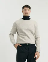 Sweater de punto de cuello redondo y manga larga, con diseño clásico y ajuste cómodo.