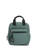 Mochila urbana de color verde, con compartimento principal con cierre, bolsillo frontal con cierre y tiradores decorativos. Cuenta con asas superiores de cinta con logo estampado y correas ajustables.
