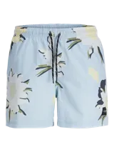 Short de baño de tiro medio con estampado floral en tonos claros sobre fondo celeste. Cuenta con cintura elástica con cordón ajustable, bolsillos laterales y un bolsillo trasero.