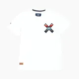 Remera blanca de algodón con cuello redondo y manga corta. Estampado pequeño en el pecho con una X formada por figuras geométricas en tonos rojo, azul y negro.