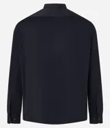 Camisa masculina de manga larga, cuello inglés y cierre frontal de botones, confeccionada en poliamida con elastano y tecnología performance.