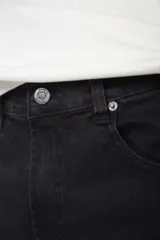 Pantalón de jean de corte recto y tiro medio, en color azul claro lavado, con cierre frontal y bolsillos laterales.