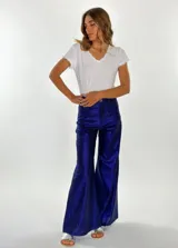 Pantalón de lino color naranja, de corte palazzo y tiro alto.