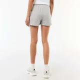 Short de muletón gris claro con cintura elástica y cordón ajustable.