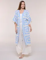 Cardigan largo confeccionado en tejido de punto calado estilo crochet, de color amarillo y blanco, con diseño geométrico de cuadrados, mangas amplias tipo kimono y corte abierto al frente.