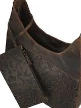 Cartera hobo de cuero color marrón, con diseño grabado de hojas en la parte inferior, asa ajustable y cierre superior.