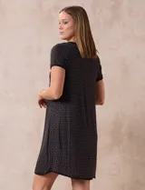 Camisón corto de tejido suave con estampado de leopardo en tonos grises y rosados, con escote redondo y mangas cortas.