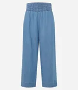 Pantalón pantacourt celeste en liocel, suelto, con cintura elástica y tiro alto.