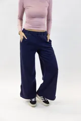 Pantalón deportivo wideleg de color azul marino, con cintura elástica y bolsillos laterales amplios.