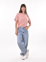 Remera blanca con estampado animal print en negro, de corte recto y mangas cortas.