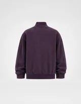 Buzo de cuello alto con efecto de lavado stone wash en color vino. Presenta costuras verticales decorativas en el frente y bordado de la marca en el pecho.