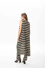 Chaleco largo de hilo con spandex, con estampado en zigzag en tonos negro y dorado.