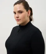 Campera deportiva Get Over de microfibra, con cuello alto, mangas largas, cierre frontal con cremallera y bolsillos laterales funcionales. Presenta un diseño ajustado con costuras verticales que realzan la silueta.