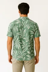 Camisa de manga corta con cuello tipo cubano, confeccionada en viscosa con estampado de hojas en tonos azul y blanco.