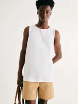 Musculosa blanca de corte recto y cuello redondo.