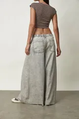 Jean de corte wide leg y tiro bajo, en color gris claro con efecto acid wash, cintura elastizada y bolsillos.