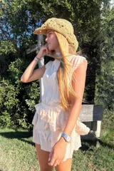 Blusa celeste con textura fruncida y mangas cortas.