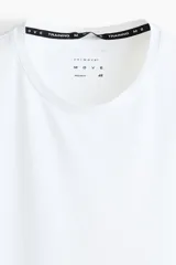 Musculosa deportiva blanca de corte estándar, con cuello redondo y tecnología DryMove para absorción del sudor.