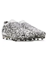Championes de fútbol Under Armour modelo Magnetico Pro 5, diseñados para césped natural firme. Presentan un estampado geométrico en blanco y negro, con tecnología UA Clone para un ajuste personalizado y cuello de punto tipo calcetín.