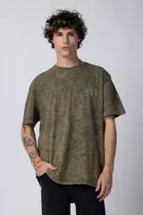 Remera de algodón con efecto de lavado desgastado tipo snow wash, de corte semi-oversize y manga corta. Presenta un pequeño estampado artístico en el pecho inspirado en la obra de Van Gogh.
